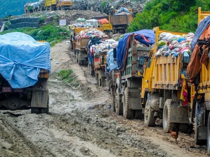 फोहोर बोकेका १ सय ८६ गाडी पुगे बञ्चरेडाँडा